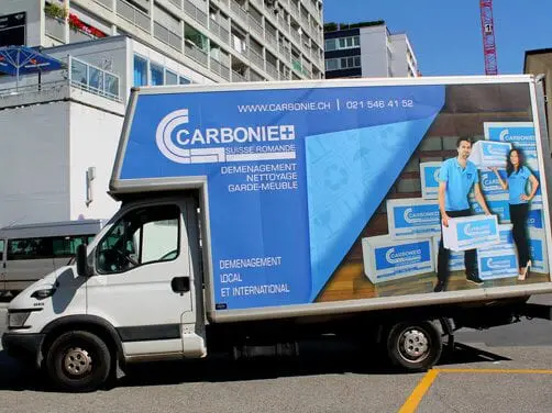 Camion de déménagement chargé de cartons et meubles à Vevey